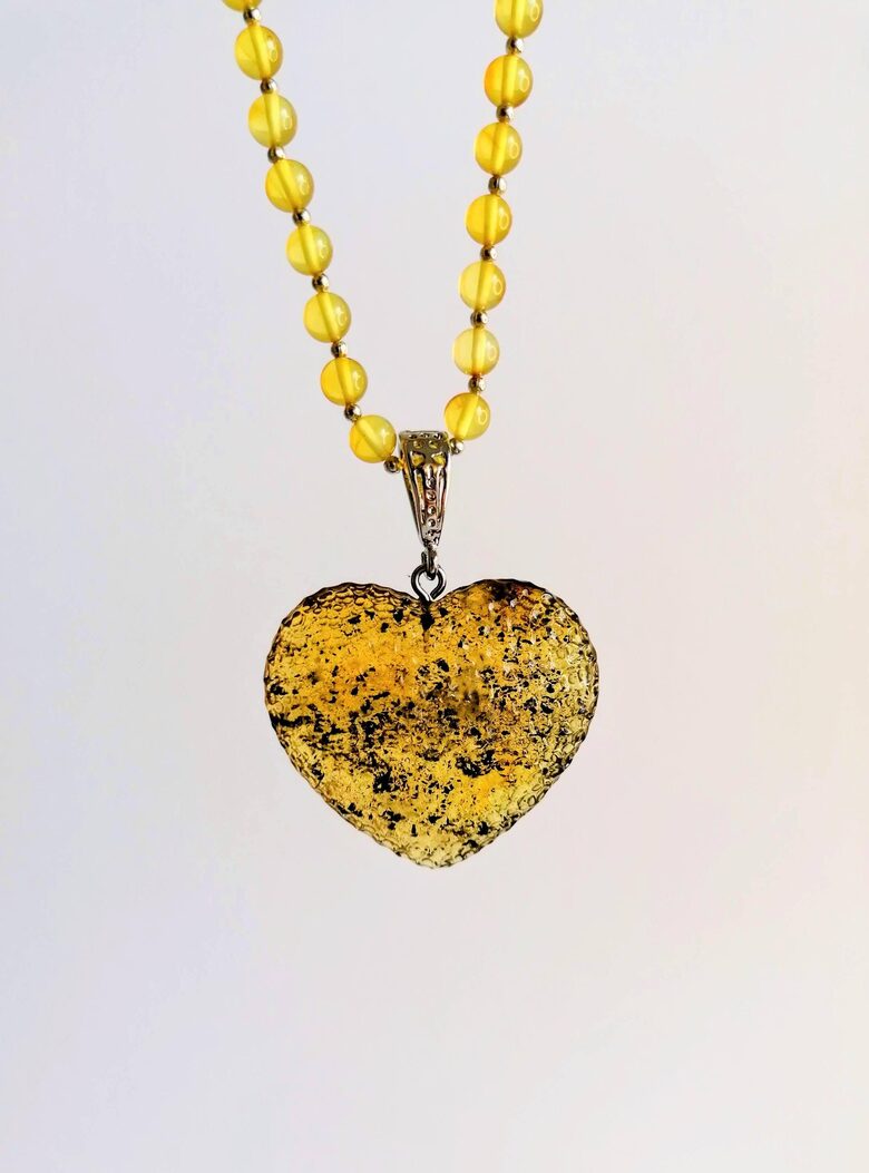 Baltijos gintaro pakabukas širdelė graviūruotu paviršiumi